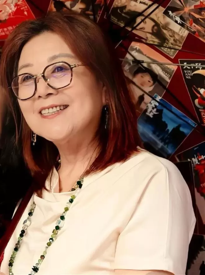 嫁给张艺谋15年,陈婷母亲近照曝光,戴着玉镯满脸富态