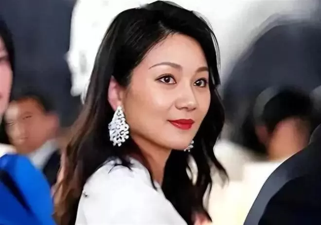 嫁给张艺谋15年,陈婷母亲近照曝光,戴着玉镯满脸富态