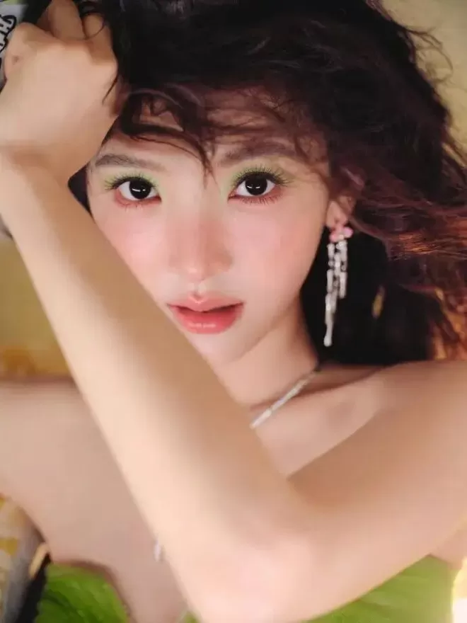 “光线一姐”章若楠清丽颜值美爆了！曼妙身材性感撩人