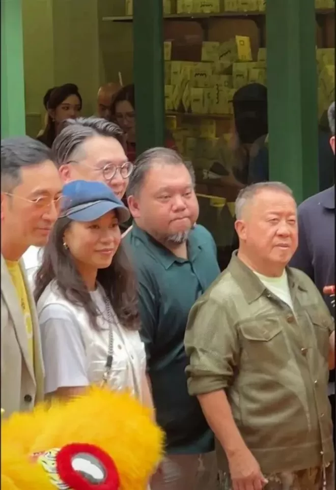 曾志伟佛山面包店开业场面盛大，红颜知己伴随剪彩