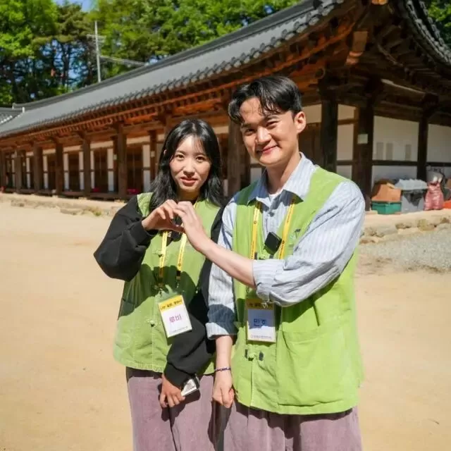 12男12女走进同一寺院 共有8对成功配对