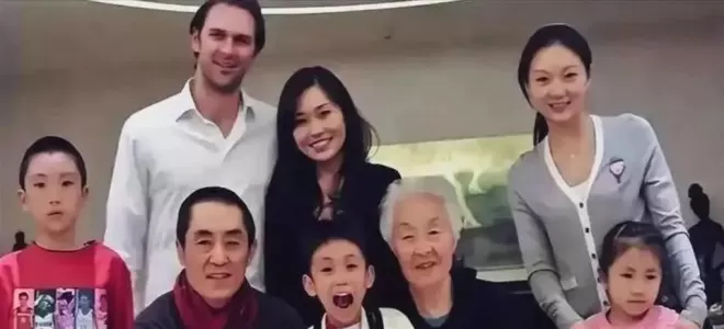 嫁给张艺谋15年,陈婷母亲近照曝光,戴着玉镯满脸富态