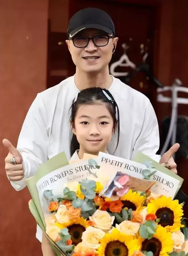汪峰4娃3妈聚齐！章子怡躲角落偷拍女儿
