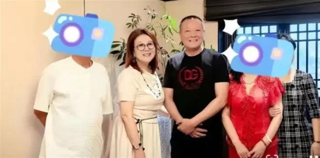 嫁给张艺谋15年,陈婷母亲近照曝光,戴着玉镯满脸富态