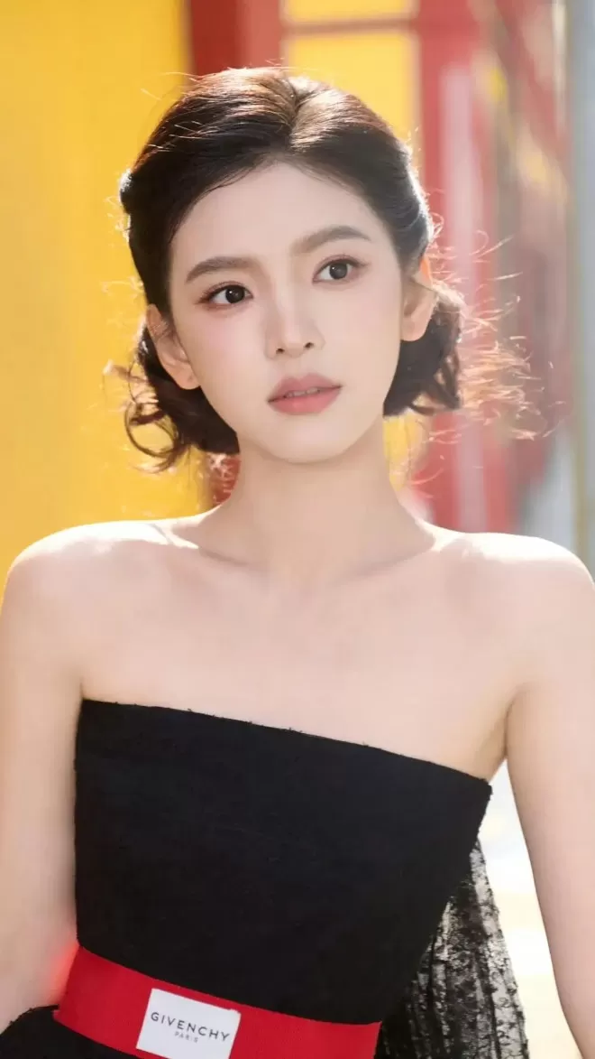 “光线一姐”章若楠清丽颜值美爆了！曼妙身材性感撩人