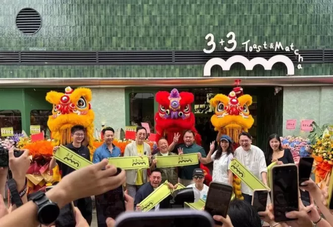 曾志伟佛山面包店开业场面盛大，红颜知己伴随剪彩