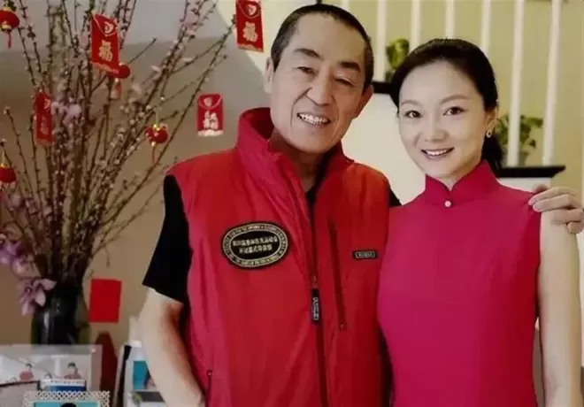 嫁给张艺谋15年,陈婷母亲近照曝光,戴着玉镯满脸富态