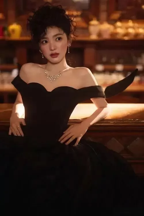 “光线一姐”章若楠清丽颜值美爆了！曼妙身材性感撩人