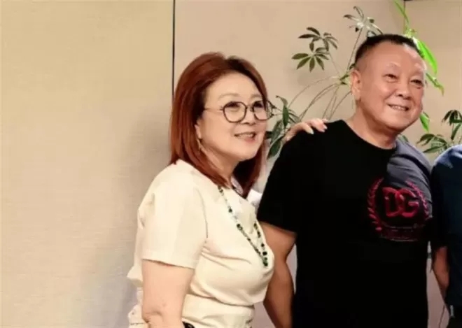 嫁给张艺谋15年,陈婷母亲近照曝光,戴着玉镯满脸富态