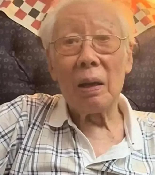 90岁焦晃:1天5包烟穿纸尿裤,与小30岁三婚妻子住破旧小区