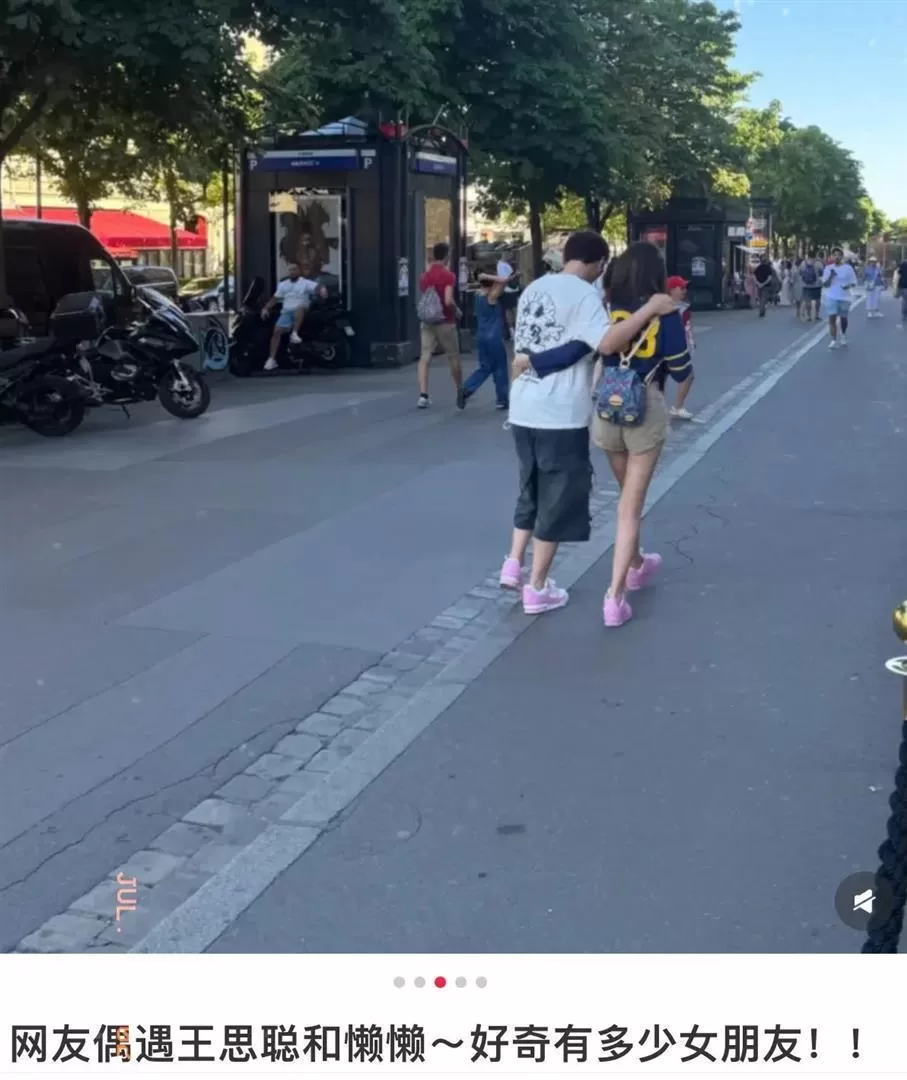 王思聪懒懒看温网比赛，座位票价高达6位数，网友：还得是王校长