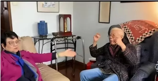 90岁焦晃:1天5包烟穿纸尿裤,与小30岁三婚妻子住破旧小区