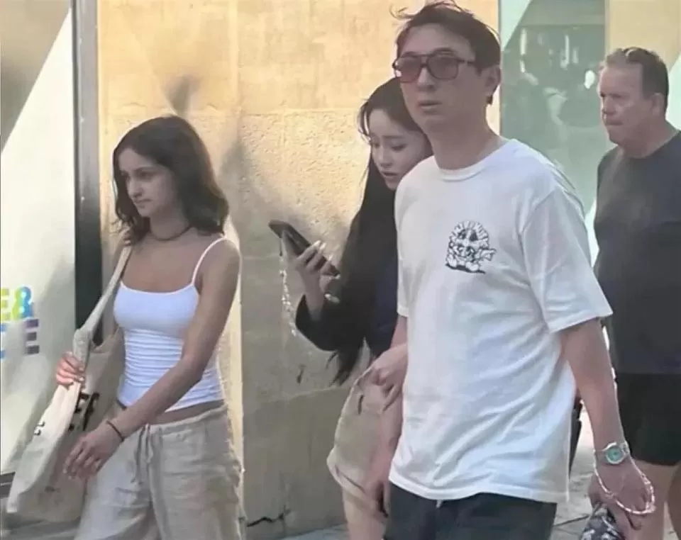 王思聪懒懒看温网比赛，座位票价高达6位数，网友：还得是王校长