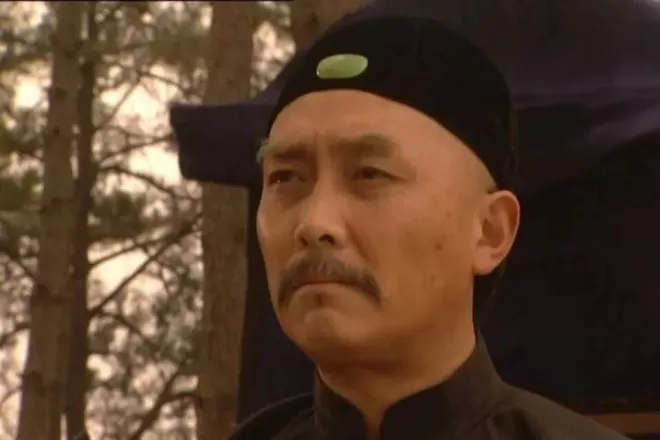 90岁焦晃:1天5包烟穿纸尿裤,与小30岁三婚妻子住破旧小区