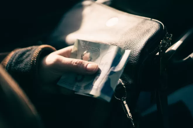许多加拿大人比"月光族"还惨: 工资没到手, 就已经用掉一半!