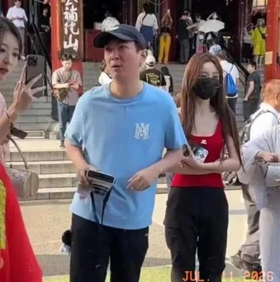 王思聪懒懒看温网比赛，座位票价高达6位数，网友：还得是王校长