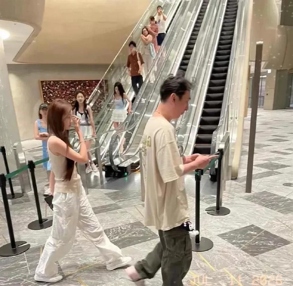 王思聪懒懒看温网比赛，座位票价高达6位数，网友：还得是王校长