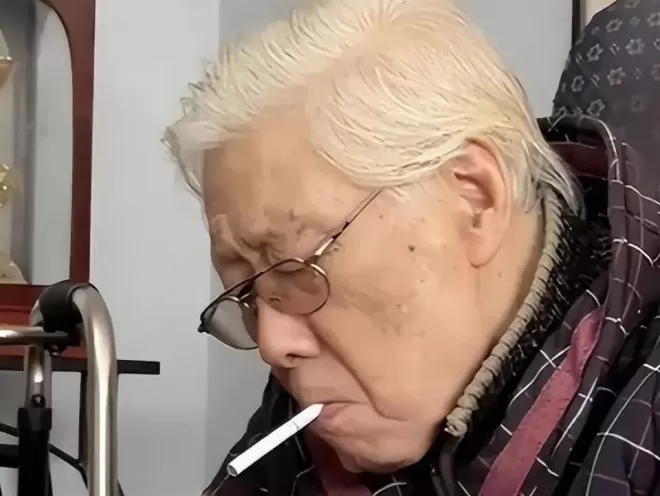 90岁焦晃:1天5包烟穿纸尿裤,与小30岁三婚妻子住破旧小区