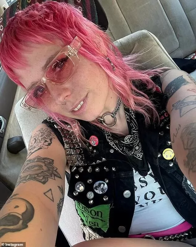 惨了! 加拿大女子怒扇”特朗普裤”少女耳光, 或被遣返, 美国老公崩溃