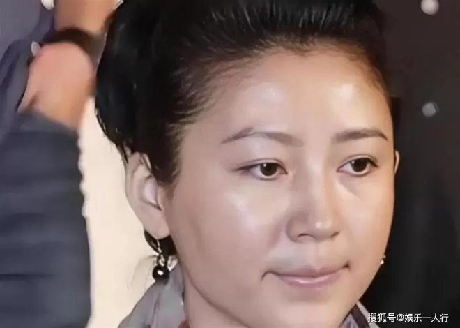 54岁王小丫罕见露面！淡出央视10年，和第二任丈夫在泉州低调丁克