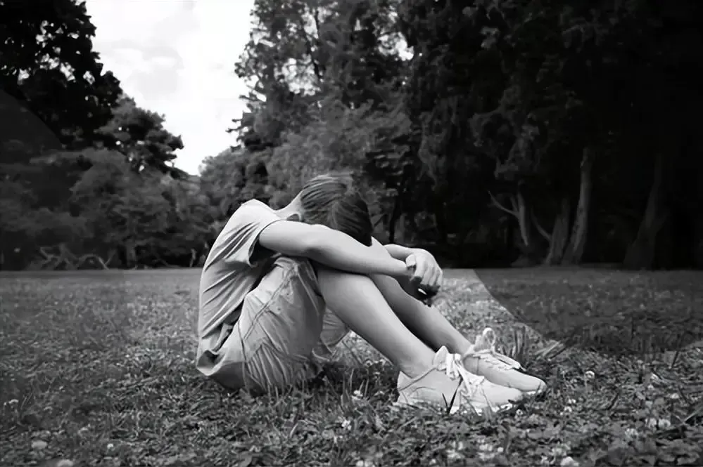 美国25岁美女，性侵好闺蜜13岁儿子，还在浴室录下大量不雅视频