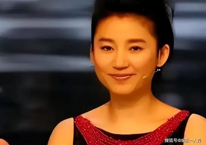 54岁王小丫罕见露面！淡出央视10年，和第二任丈夫在泉州低调丁克