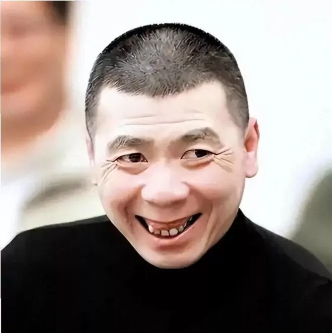 冯小刚终被曝脑袋全是斑块,养女徐朵脸肿原因藏不住了