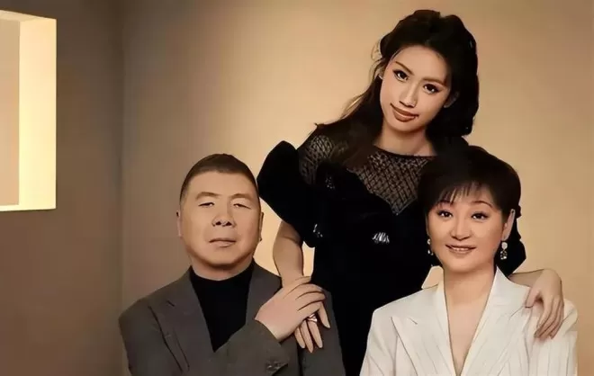 冯小刚终被曝脑袋全是斑块,养女徐朵脸肿原因藏不住了