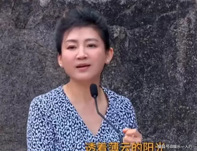 54岁王小丫罕见露面！淡出央视10年，和第二任丈夫在泉州低调丁克