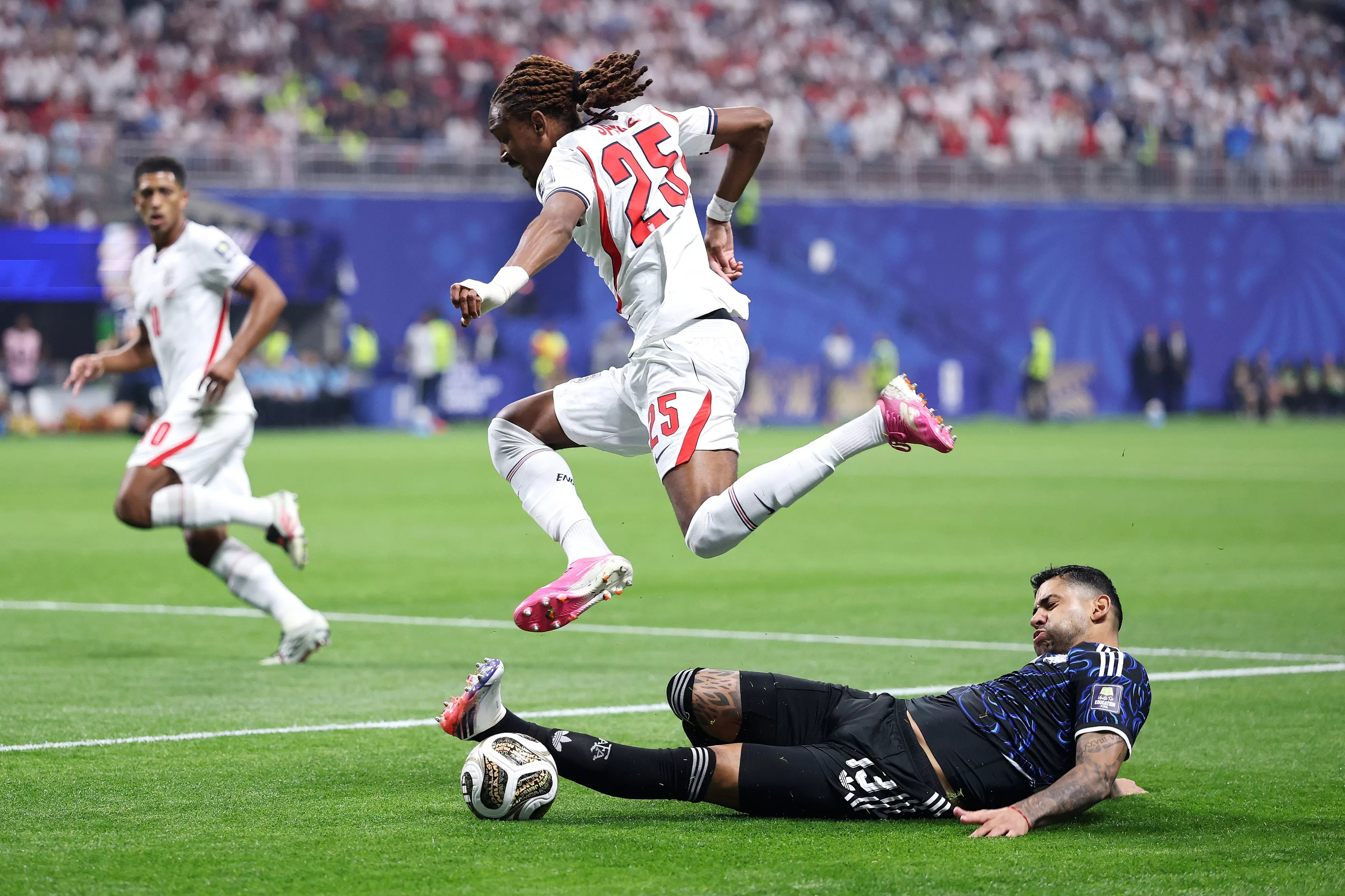 世界杯百年魔咒再现！英格兰罪人：1-0领先摆大巴 懦夫行为