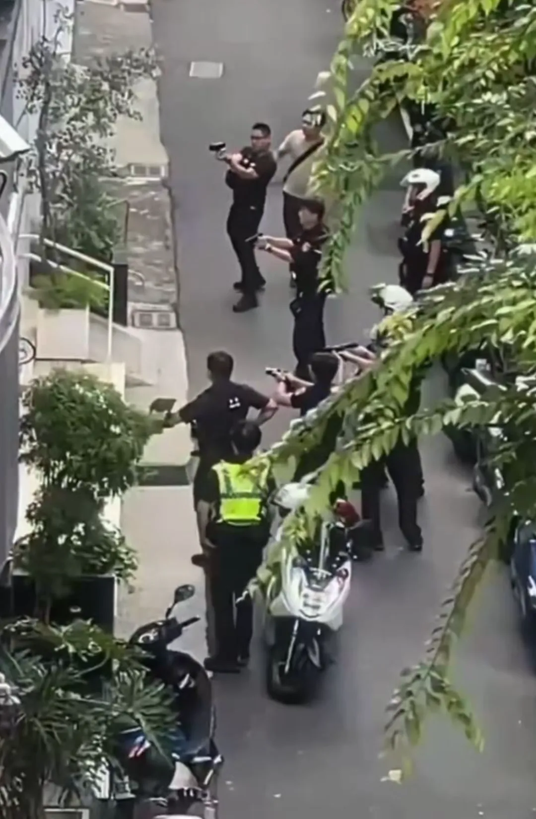 惊悚! 华人教授提大砍刀闯教室 狂砍亲戚50多刀 警员现场连开4枪!