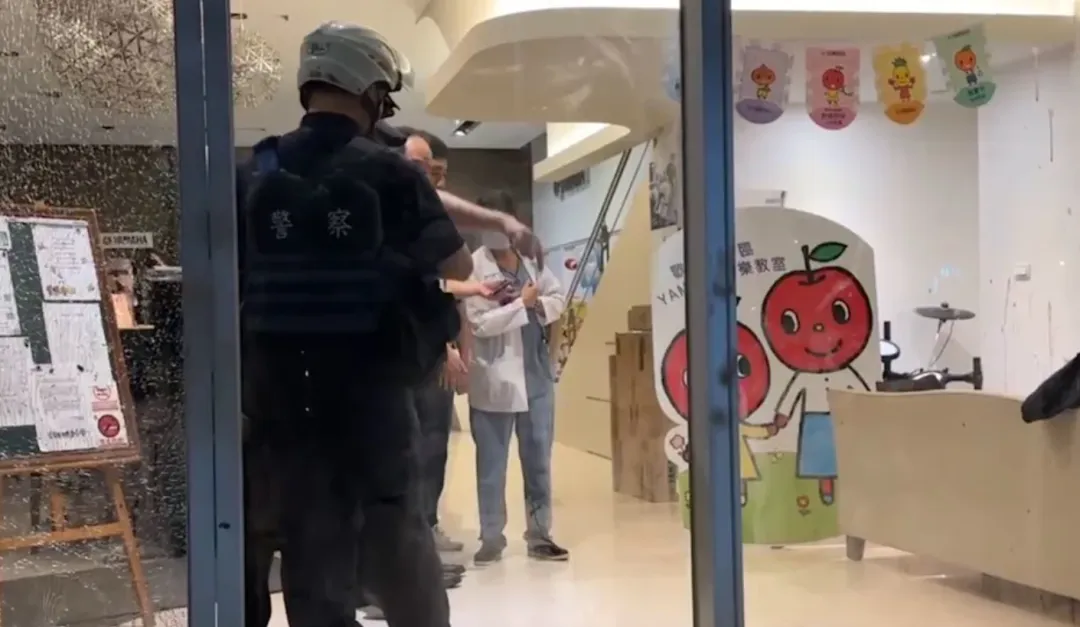 惊悚! 华人教授提大砍刀闯教室 狂砍亲戚50多刀 警员现场连开4枪!