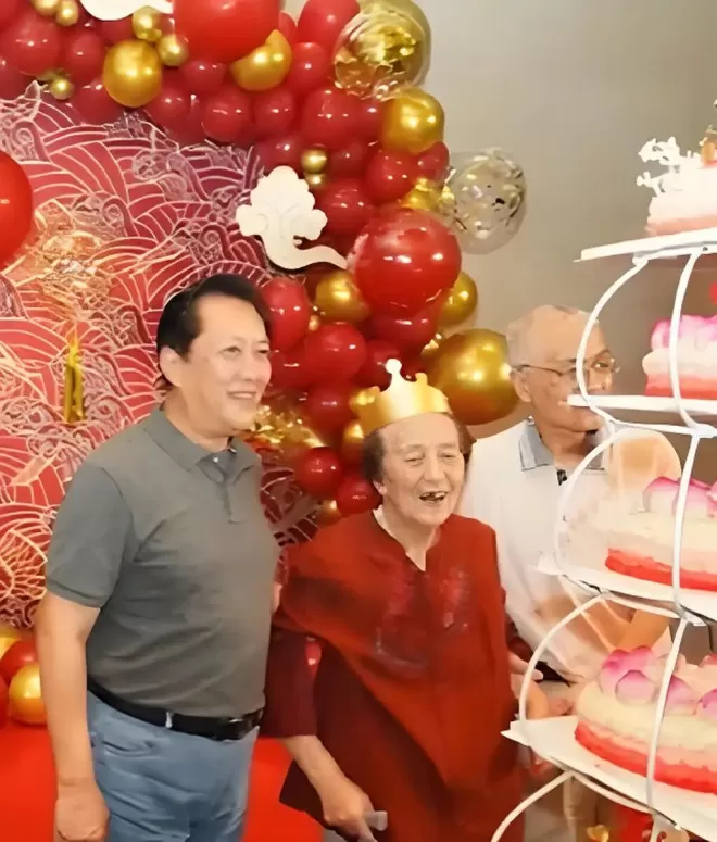她是唐国强的女儿，在亲情围剿中长大.....