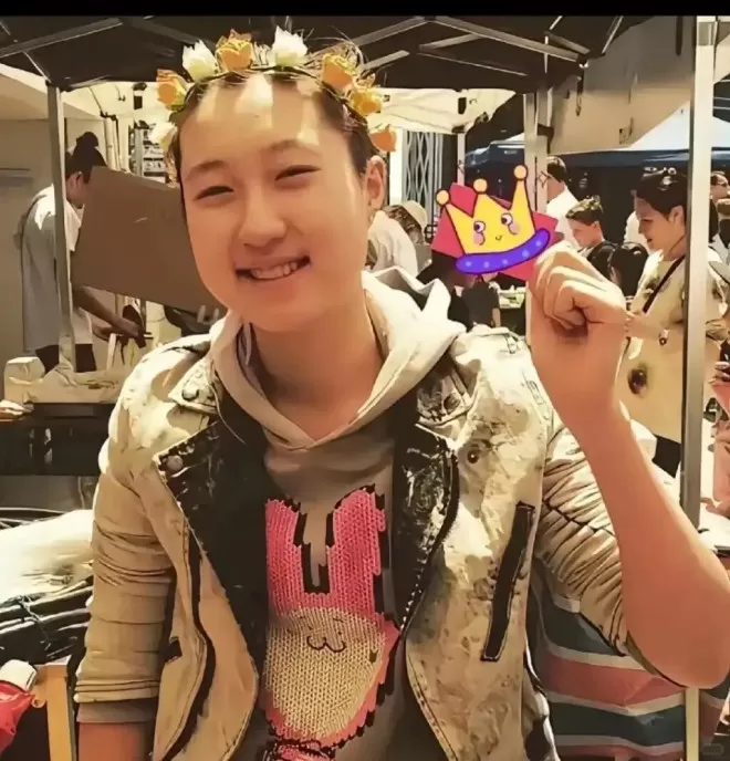 吴绮莉直播罕谈成龙，否认曾被要求做亲子鉴定