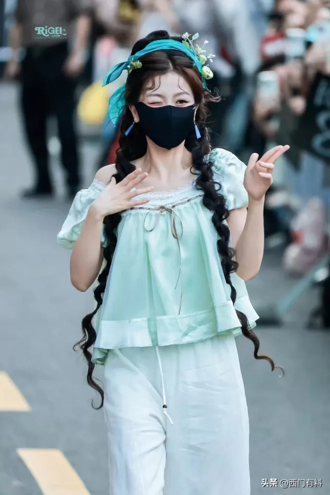 虞书欣横店通勤穿搭走红被称横店时装周！夸张词条引发网友吐槽！
