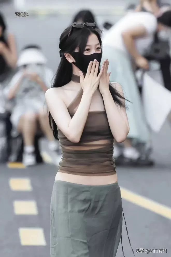 虞书欣横店通勤穿搭走红被称横店时装周！夸张词条引发网友吐槽！