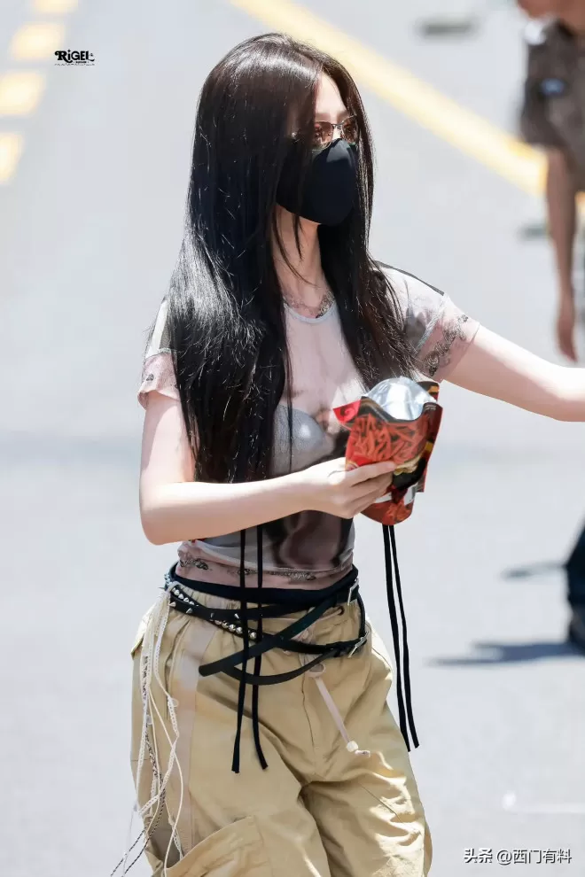 虞书欣横店通勤穿搭走红被称横店时装周！夸张词条引发网友吐槽！