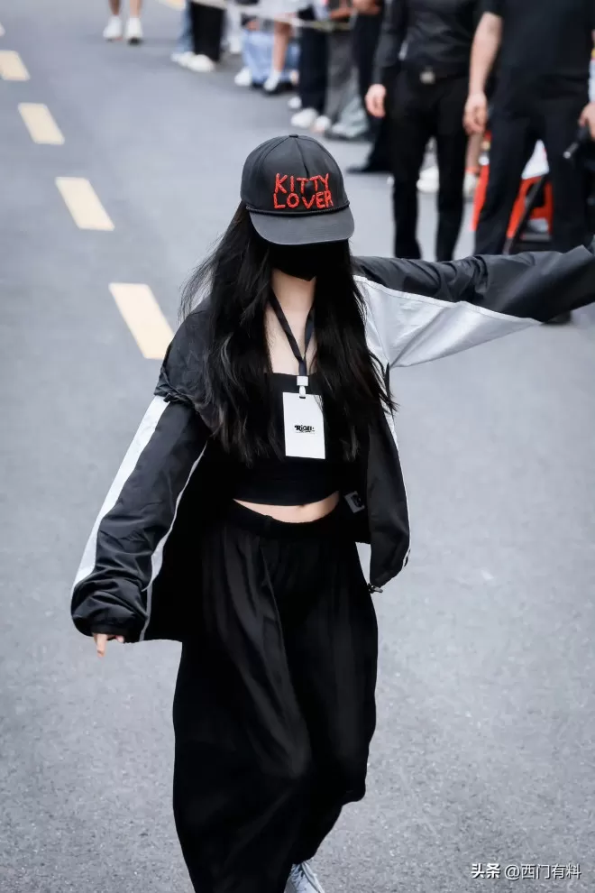 虞书欣横店通勤穿搭走红被称横店时装周！夸张词条引发网友吐槽！
