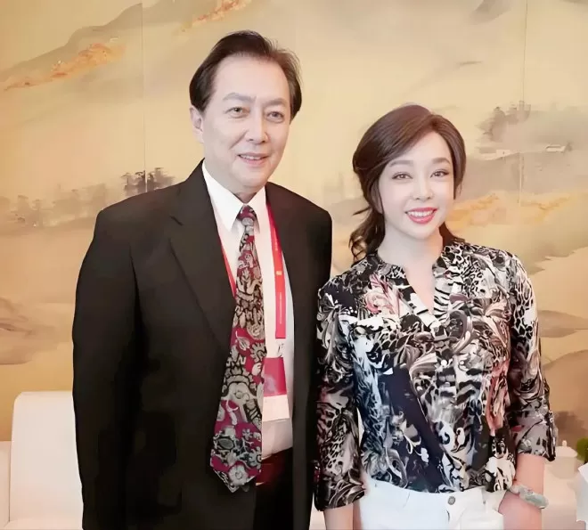 她是唐国强的女儿，在亲情围剿中长大.....