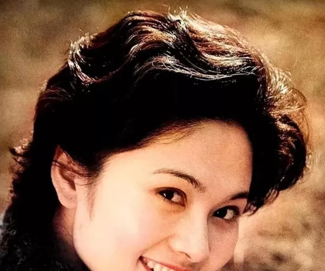 80年代家喻户晓女演员,嫁军委副主席儿子,离婚后混得咋样?