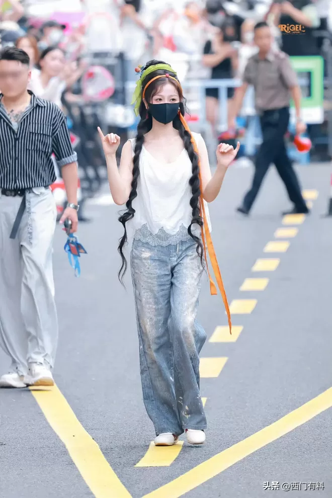 虞书欣横店通勤穿搭走红被称横店时装周！夸张词条引发网友吐槽！