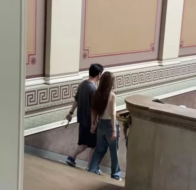 王思聪带女友国外度假，懒懒穿小背心配阔腿裤