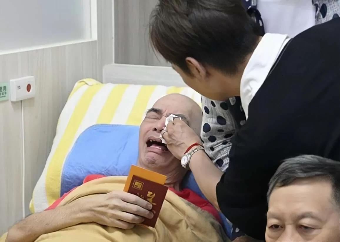 香港知名歌手遭养老院虐待，一年半没给洗澡，褥疮恶化，身心受创