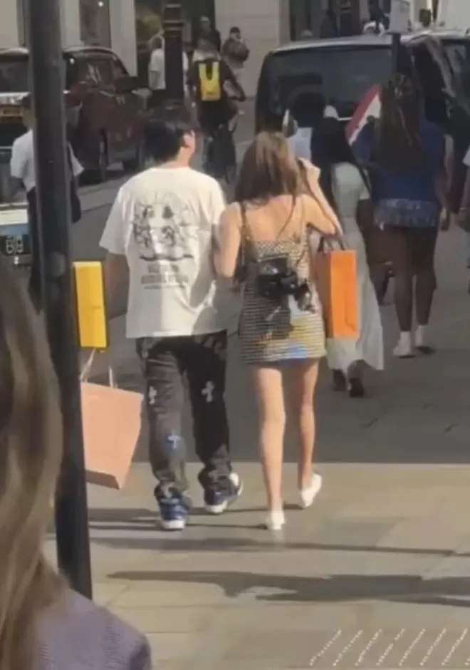 王思聪带女友国外度假，懒懒穿小背心配阔腿裤