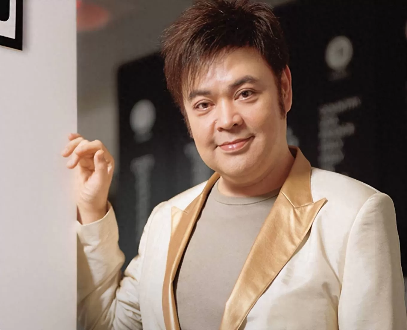 香港知名歌手遭养老院虐待，一年半没给洗澡，褥疮恶化，身心受创