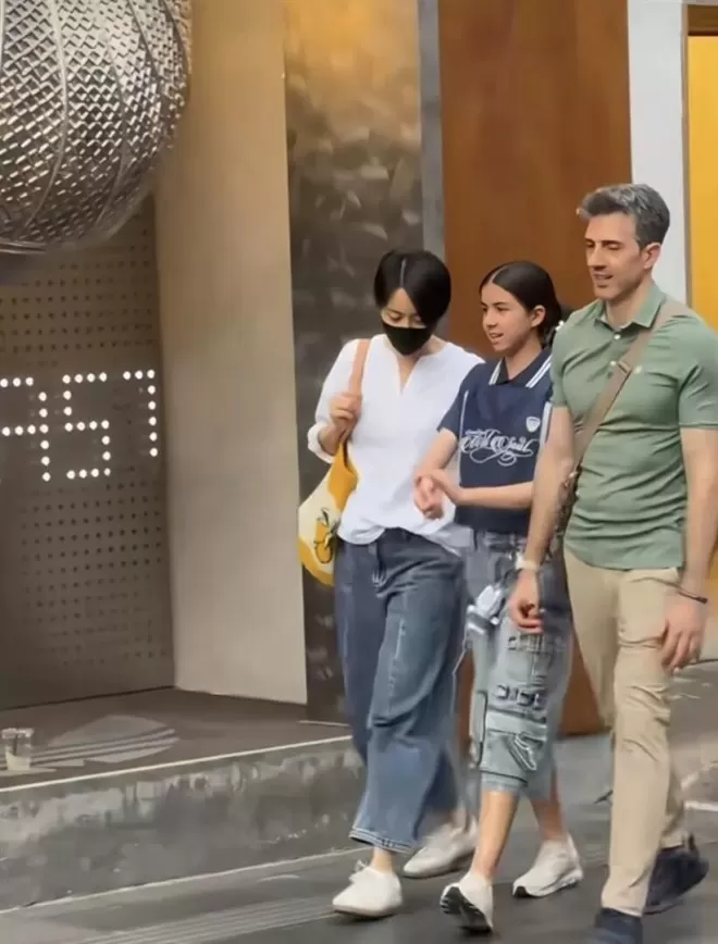 梁咏琪一家三口走在上海安福路街头，混血女儿很美