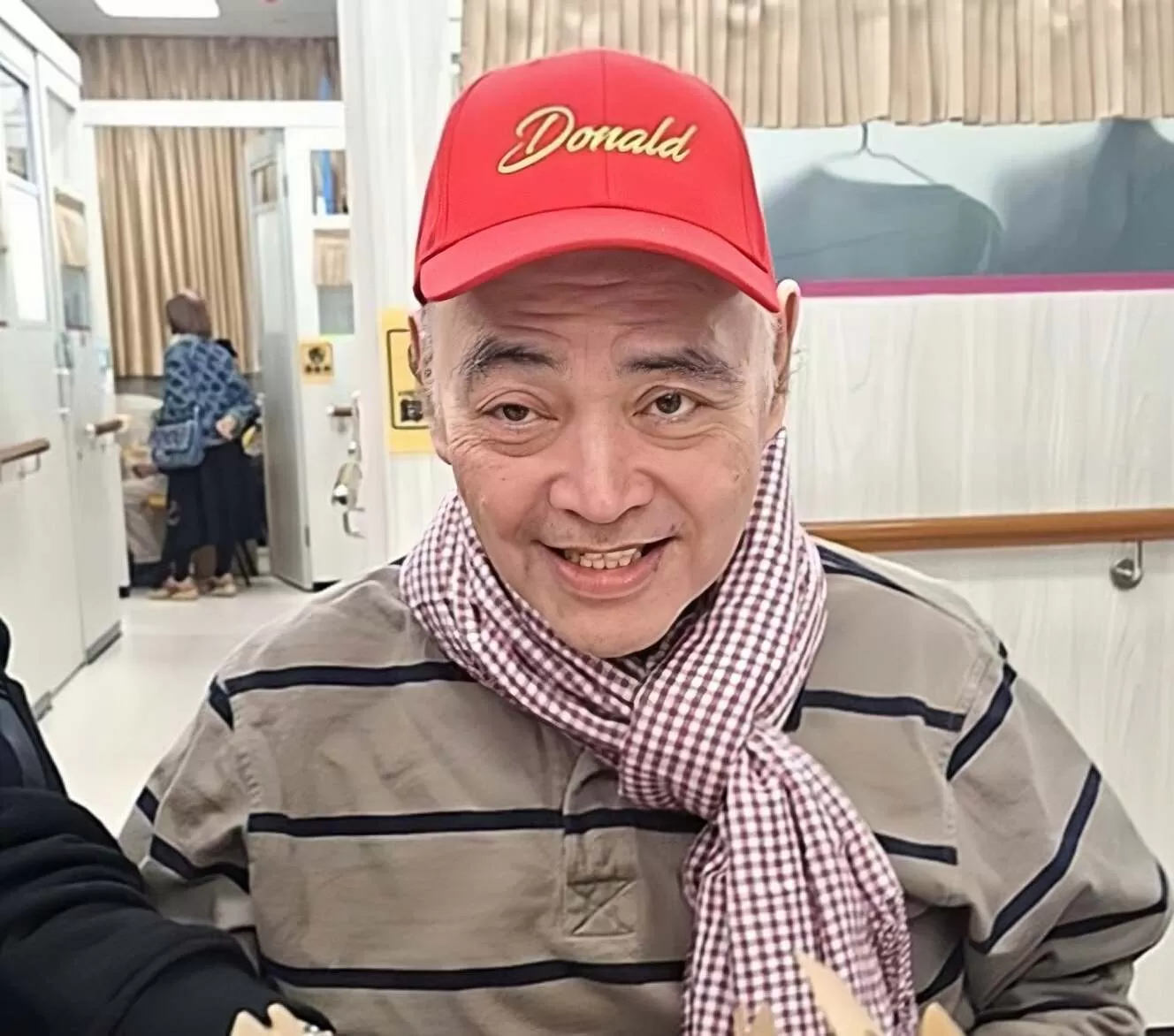 香港知名歌手遭养老院虐待，一年半没给洗澡，褥疮恶化，身心受创