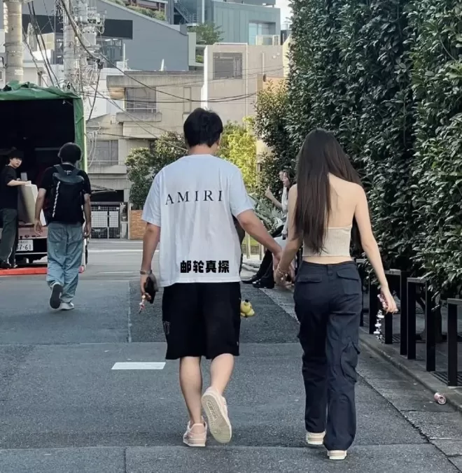 王思聪带女友国外度假，懒懒穿小背心配阔腿裤