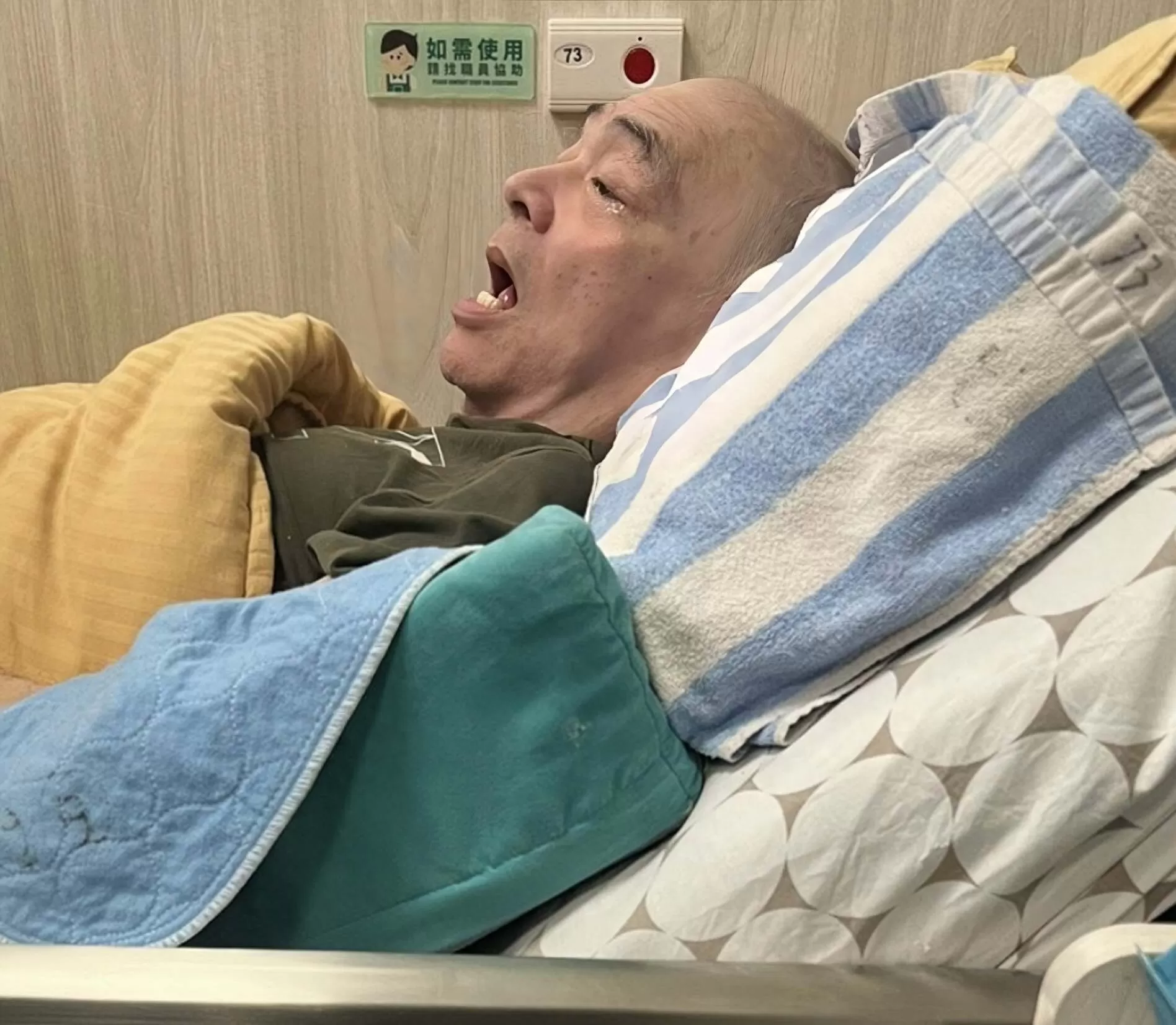 香港知名歌手遭养老院虐待，一年半没给洗澡，褥疮恶化，身心受创