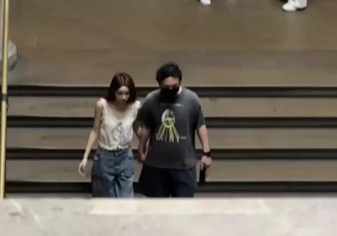 王思聪带女友国外度假，懒懒穿小背心配阔腿裤